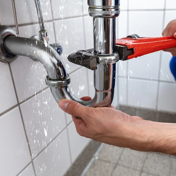 plomeros de emergencia está capacitado para trabajar con sistemas de calefacción de agua y calderas en situaciones de emergencia